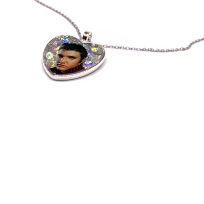 Collar hecho a mano con Elvis Presley y fondo de purpurina