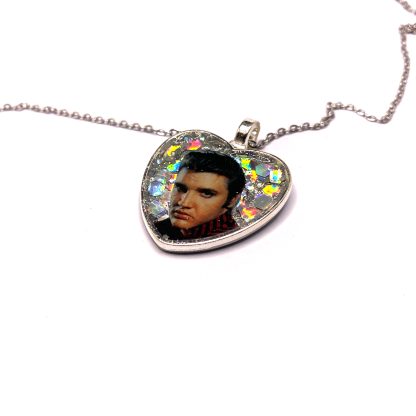 Collar hecho a mano con Elvis Presley y fondo de purpurina