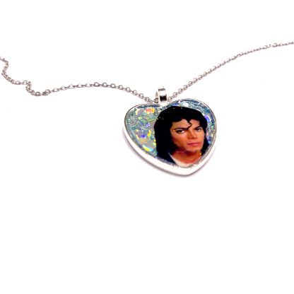 Collar hecho a mano con Michael Jackson y fondo de purpurina