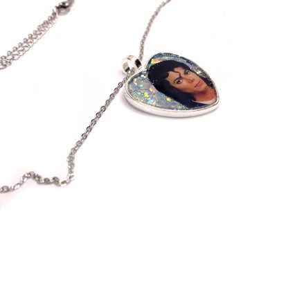 Collar hecho a mano con Michael Jackson y fondo de purpurina