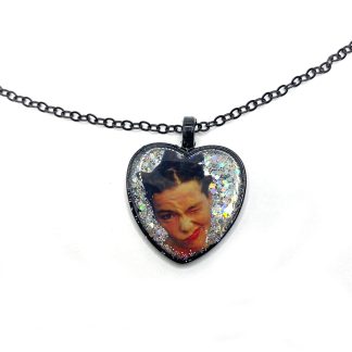 Björk - Colgante con forma de corazón y cadena