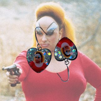 Pendientes hechos a mano con la imagen de Divine, protagonista en la película Pink Flamingos